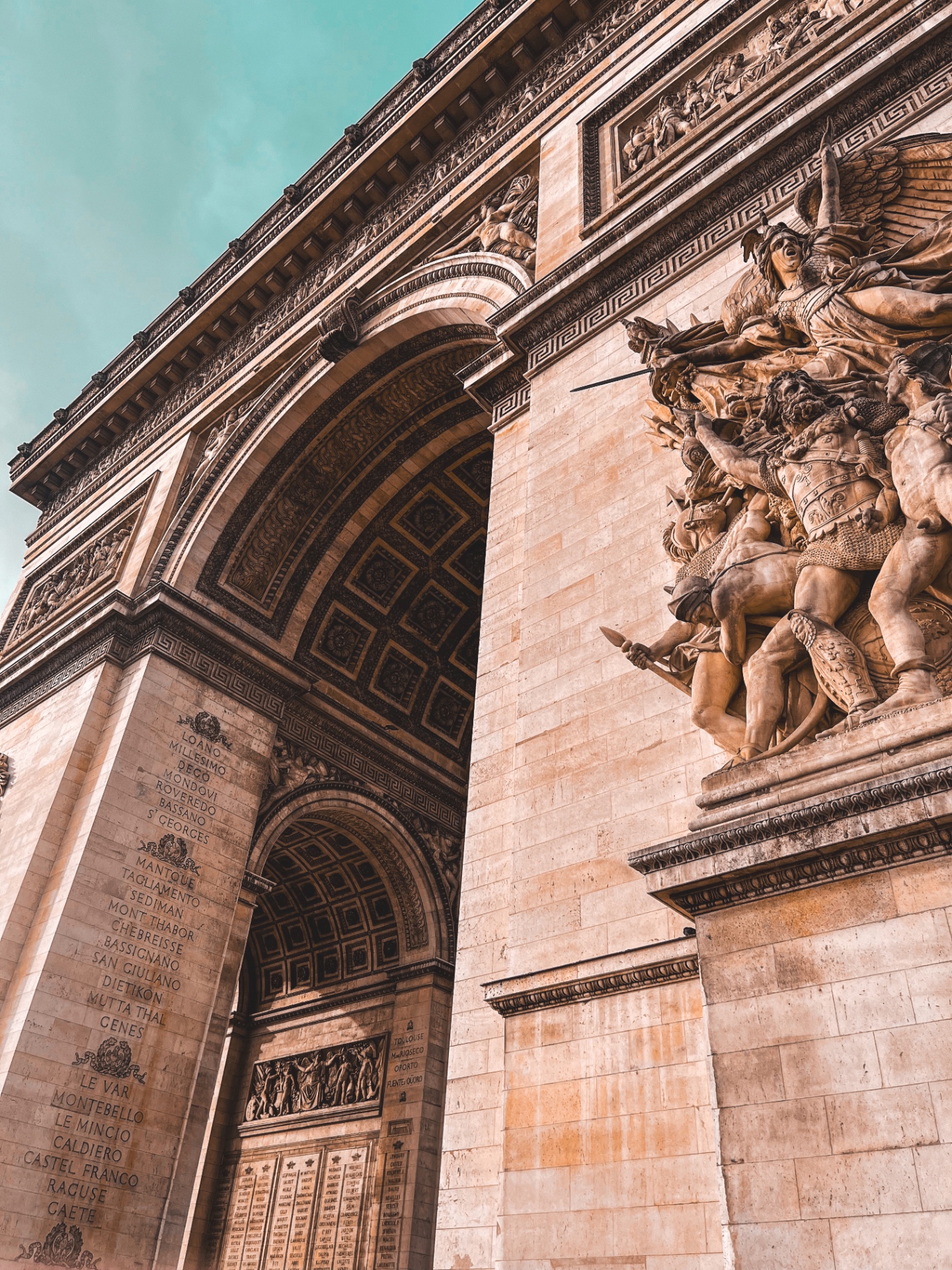 Arco do Triunfo em Paris visto de baixo, com escultura La Marseillaise em alto-relevo