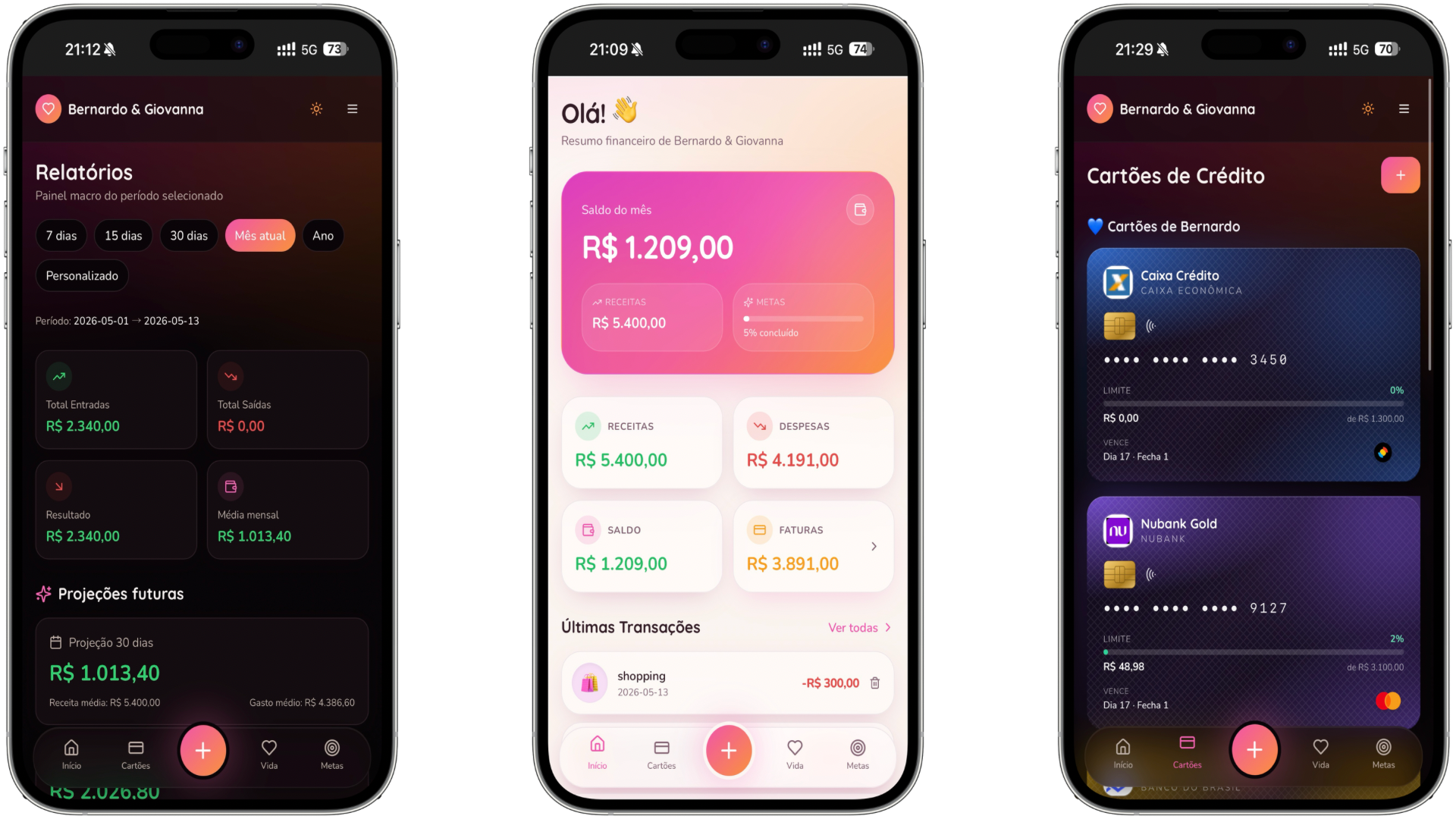 Três telas de iPhone do app Gestor Financeiro de Casal: relatórios, resumo do mês e cartões de crédito